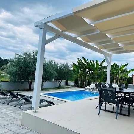 Luana With Private Pool In Beautiful Ρόβινι